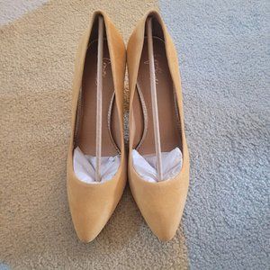 Sunny Yellow Suede Crown Vintage Pumps